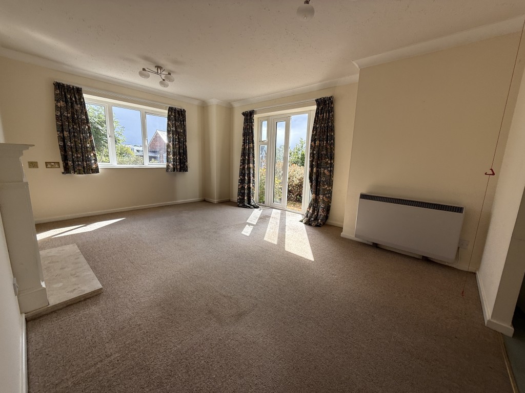 Lot: 54 - RETIREMENT FLAT IN POPULAR EXETER DEVELOPMENT - Living room